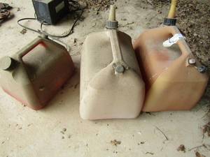 lot 839 image: 3 gas cans