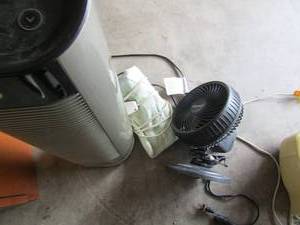 lot 422 image: GE electric heater, table top black fan, heating pad