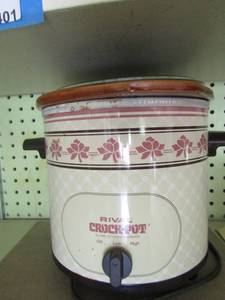 lot 413 image: Rival crock pot