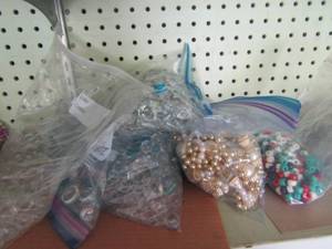 lot 416 image: Bags of dcor beads, stones