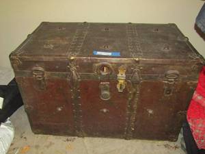 lot 426 image: vintage chesttrunk 22x34x19