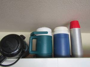lot 437 image: various igloo drink THERMOS  qty 4 hotcold
