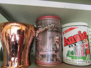 lot 449 image: Annie cookies tin can, gold vase, farm fresh handled metal bucket and a Hershey tin can