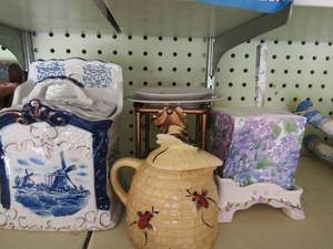 lot 452 image: blue salt cellar, handled bumble bee creamer, lady Jane sticky note holder and pen