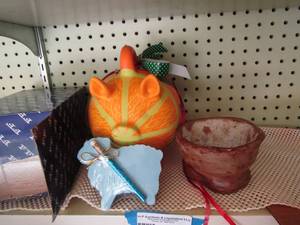 lot 455 image: orange piggy bank handled, new sheep notepads with pencil, hand made pottery bowl, nature treasures hummingbird vase in box
