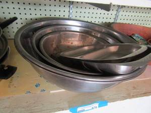 lot 470 image: 2 divided aluminum trays, 1 big strainer, 1 small bowl and 2 large aluminum bowls
