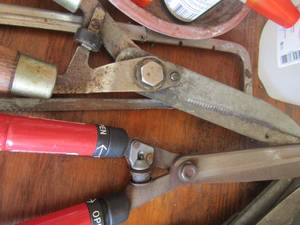 lot 497 image: red extendable handles hedge trimmers , quik cut tree trimmers and 1 hand saw
