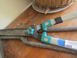 lot 498 image: qty 2 hedge trimmers