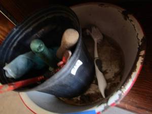 lot 501 image: white metal bucket, black plant pot, and various small yard tools