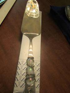 lot 302 image: America cooks stainless steel cake server, silver plated Italy salad tong, silver plated Sheffield england salad tong