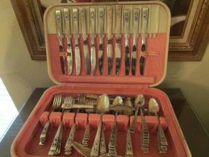 lot 309 image: Lucite Oneida silver box Oneida 15 forks - 15 spoons - 8 knives, community 14 forks - 32 spoons - 8 knives