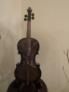 lot 316 image: Rhythm violin clock and music box plays 12 classic songs, 6 x-mas songs, 12 world folk and classic songs on stand