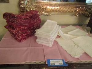 lot 328 image: 11 maroon with leaf dcor cloth napkins, 16 white cloth napkins