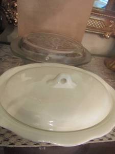 lot 343 image: Casserole dishes qty 2 both with lid, one is ceramic, one is embossed glass