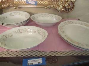 lot 361 image: Sheffield fine China classic 501 -  3 serving bowls 9 in diameter, oblong serving bowls, 2 serving platters 12 in diameter  x$$