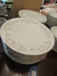 lot 362 image: Sheffield fine China classic 501 25 dinner plates, 12 dessert salad plates   X$