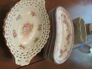 lot 369 image: decorative trinkets qty 2 by gold castle, bone plates qty 4 by W.H. Grindley, utensil rest
