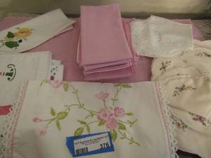 lot 376 image: napkins, embroidered napkins