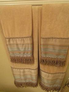 lot 379 image: decorative towel set - 5 hand towels, 2 bath towels,