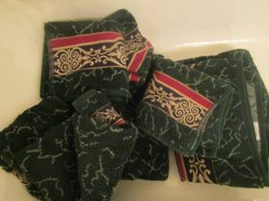 lot 387 image: green bath towel set - 3 wash rags, 2 bath towels and 3 hand towels