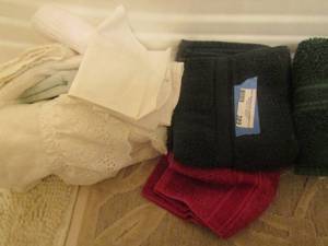lot 389 image: wash rags, and a towel