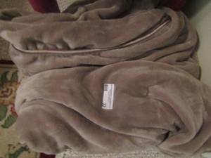lot 32 image: weighted blanket