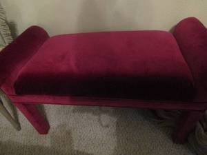 lot 33 image: 22x41x19 bed bench red velvet in color