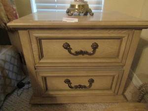 lot 35 image: 22x26x16 2 drawer Bassett furniture night stands qty 2