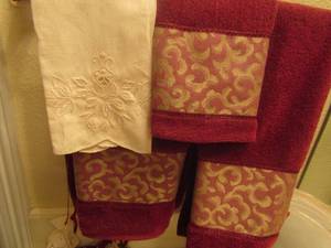 lot 87 image: maroon decorative bath towels