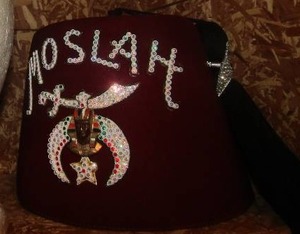 lot 104 image: MOSLAH MASONIC FEZ  HAT  W manikin head