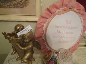 lot 135 image: 2 ceramic angels playing the violin, candle holder, handmade sign