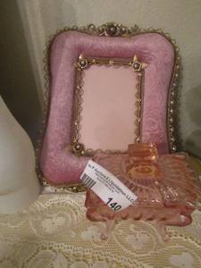 lot 140 image: 4x6 pink cloth picture frame, covered trinket box