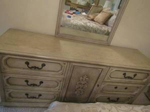 lot 13 image: Bassett 9 drawer dresser missing 1 handle  w mirror - mirror size 47x29 dresser is 31x70x19