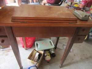lot 486 image: singer sewing machine in table, certification # AR-033087