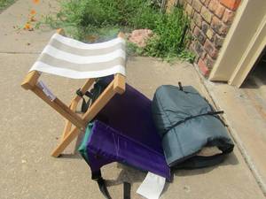 lot 287 image: green sleeping bag, fold up chair, bleachers chair