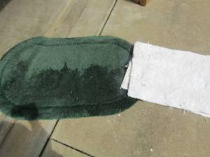 lot 277 image: 2 white bathroom rugs and 1 emerald green rug