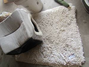 lot 285 image: 2 white bathroom rugs and a cat bed