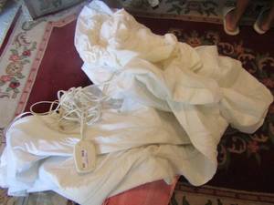 lot 300 image: heating blanket, towels and mattress cover