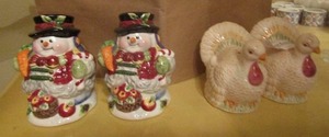 lot 265 image: 2 sets of salt and pepper shakers. Snowmans and turkeys