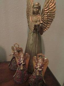 lot 227 image: porcelain gold angel, 3 small hanging angels play instruments