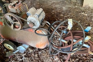 lot 856 image: Older type of air compressor, unknown brand comes with hose roller POWERS UP