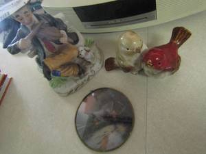 lot 180 image: ceramic bird figurine, Thomas Kinkade hanging ornament, porcelain man playing violin