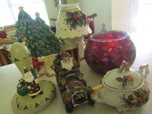 lot 184 image: Christmas dcor lot includes reindeer, Christmas tree trinket box, lamp and more