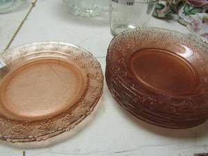 lot 198 image: 8 pink salad bowls, 2 pink dinner plates