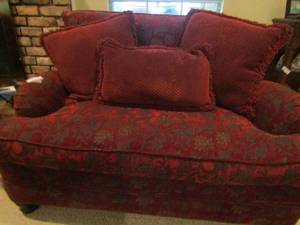 lot 28 image: Bernhardt love seat very nice with 3 throw pillows