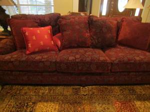 lot 29 image: Bernhardt couch with 5 throw pillows in very good condition