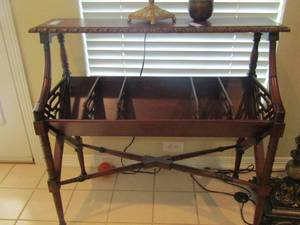 lot 211 image: Dark brown magazine or book table- 323615