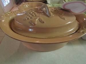lot 163 image: Casa stone Madeira harvest stoneware dish set includes, 7 fruit bowls, 1 cereal bowl, 3 salad soup bowls, 4 dinner plates, 1 covered casserole dish
