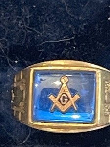 lot 579 image: 10 k Masonic Ring  12 GMS