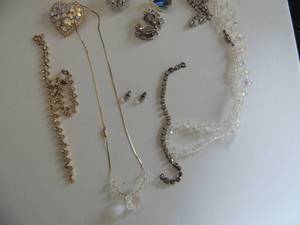 lot 530 image: bling Clip earrings, pierced earrings, broaches